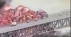 Сильный взрыв прогремел на танкере у «Моста Америк» через Панамский канал