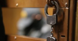 Наручники на двери клети для скамьи подсудимых в зале суда - РИА Новости, 1920, 04.04.2026