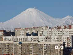 Жилые дома Петропавловска-Камчатского на фоне Авачинского вулкана - РИА Новости, 1920, 10.04.2026
