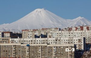 Жилые дома Петропавловска-Камчатского на фоне Авачинского вулкана - РИА Новости, 1920, 10.04.2026