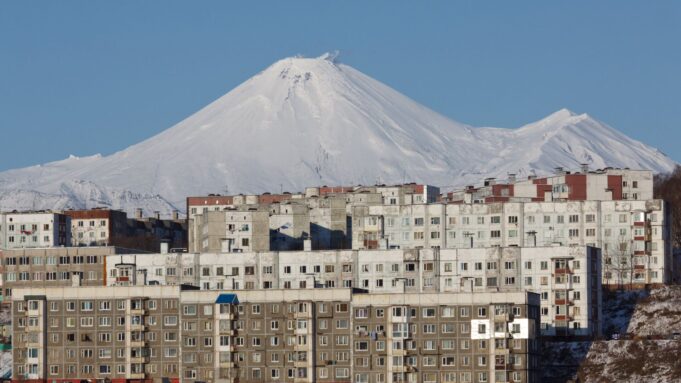Жилые дома Петропавловска-Камчатского на фоне Авачинского вулкана - РИА Новости, 1920, 10.04.2026