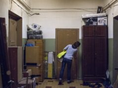 Женщина на лестничной площадке жилого дома - РИА Новости, 1920, 29.04.2026