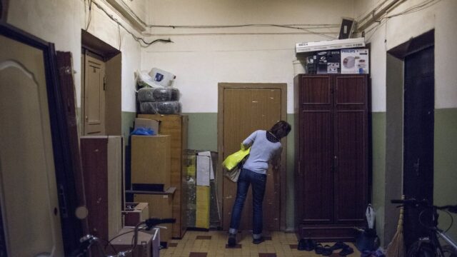 Женщина на лестничной площадке жилого дома - РИА Новости, 1920, 29.04.2026