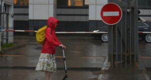 Девушка на самокате во время дождя в Москве - РИА Новости, 1920, 19.04.2026