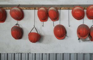 Каски рабочих - РИА Новости, 1920, 06.04.2026