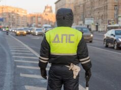 В Москве такси столкнулось с автомобилем конвоя, перевозившим двух человек Сотрудник дорожно-патрульной службы дежурит на одной из улиц Москвы - РИА Новости, 1920, 08.04.2026