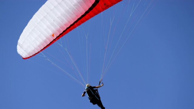 Парапланерист в небе - РИА Новости, 1920, 25.04.2026