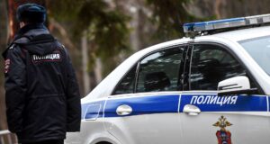 Сотрудник полиции возле служебного автомобиля - РИА Новости, 1920, 13.04.2026