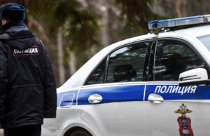 Сотрудник полиции возле служебного автомобиля - РИА Новости, 1920, 13.04.2026