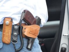 Пистолет в кобуре на поясе сотрудника правоохранительных органов - РИА Новости, 1920, 14.04.2026