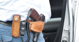 Пистолет в кобуре на поясе сотрудника правоохранительных органов - РИА Новости, 1920, 14.04.2026