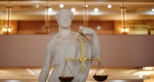 Статуя Фемиды в суде - РИА Новости, 1920, 15.04.2026