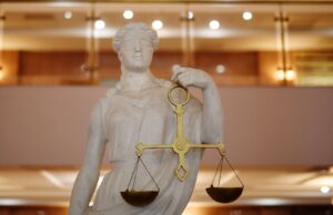 Статуя Фемиды в суде - РИА Новости, 1920, 15.04.2026