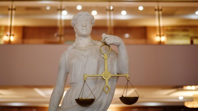 Статуя Фемиды в суде - РИА Новости, 1920, 14.04.2026