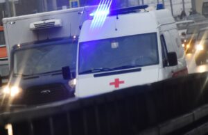 В Волгоградской области при пожаре в пятиэтажке погиб подросток Автомобиль скорой медицинской помощи - РИА Новости, 1920, 09.04.2026