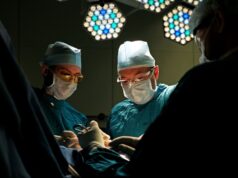 Хирурги во время операции - РИА Новости, 1920, 29.04.2026