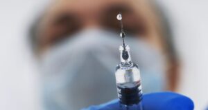 В Дагестане началась вакцинация против гепатита А Медик готовит шприц с вакциной - РИА Новости, 1920, 07.04.2026