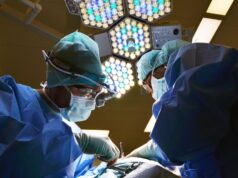 Врачи во время операции - РИА Новости, 1920, 07.04.2026