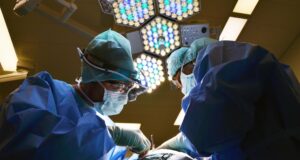 Врачи во время операции - РИА Новости, 1920, 07.04.2026