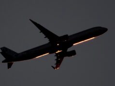 Пассажирский самолет в небе - РИА Новости, 1920, 09.04.2026