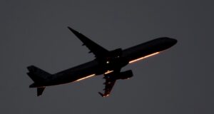 Пассажирский самолет в небе - РИА Новости, 1920, 09.04.2026