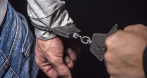 Руки в наручниках - РИА Новости, 1920, 14.04.2026