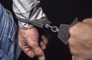 Руки в наручниках - РИА Новости, 1920, 14.04.2026