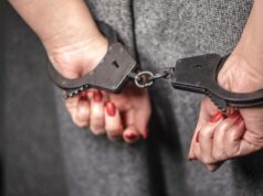 Жительницу Карпинска, издевавшуюся над девушкой-инвалидом, осудили на 9,5 лет Руки в наручниках - РИА Новости, 1920, 06.04.2026