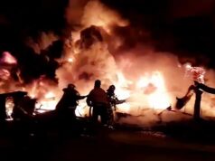 Сотрудники противопожарной службы МЧС России тушат пожар - РИА Новости, 1920, 05.04.2026