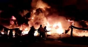 Сотрудники противопожарной службы МЧС России тушат пожар - РИА Новости, 1920, 05.04.2026