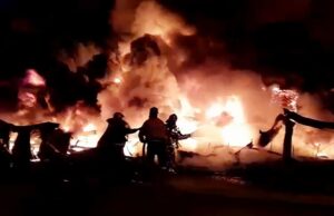 Дрозденко: обломками БПЛА поврежден участок нефтепровода в Ленинградской области Сотрудники противопожарной службы МЧС России тушат пожар - РИА Новости, 1920, 05.04.2026