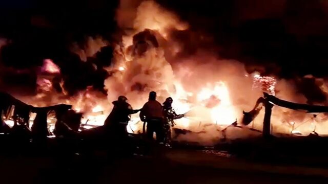 Сотрудники противопожарной службы МЧС России тушат пожар - РИА Новости, 1920, 05.04.2026