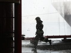 Сотрудник пожарной службы - РИА Новости, 1920, 28.04.2026