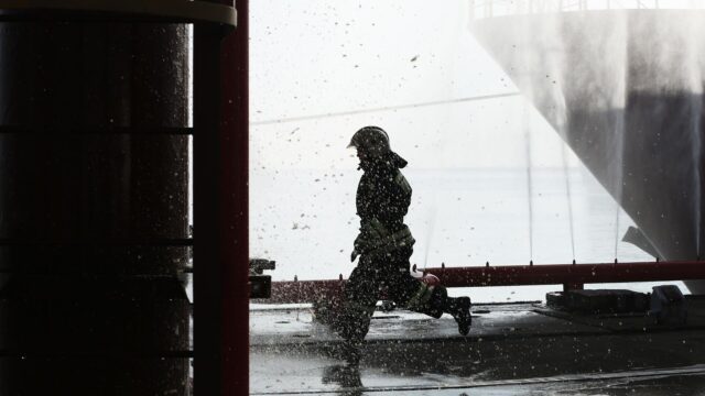 Сотрудник пожарной службы - РИА Новости, 1920, 28.04.2026