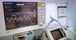 Монитор с жизненными показателями больного - РИА Новости, 1920, 21.04.2026