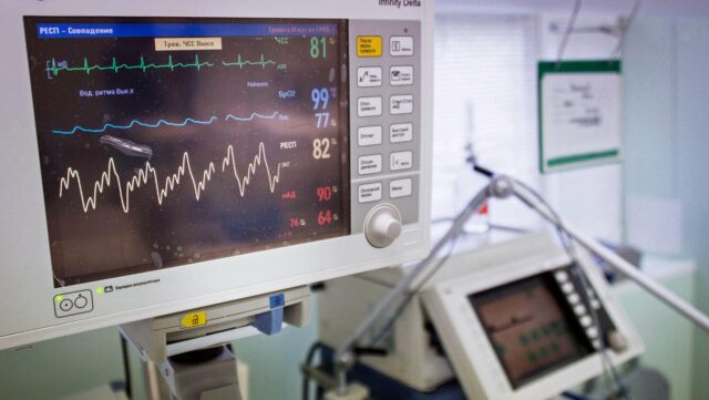 Монитор с жизненными показателями больного - РИА Новости, 1920, 21.04.2026