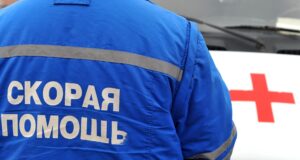 Врач скорой медицинской помощи возле автомобиля - РИА Новости, 1920, 10.04.2026