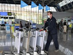 Сотрудник аэропорта в медицинской маске в Международном аэропорту Сочи - РИА Новости, 1920, 16.04.2026