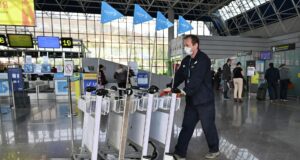 Сотрудник аэропорта в медицинской маске в Международном аэропорту Сочи - РИА Новости, 1920, 16.04.2026