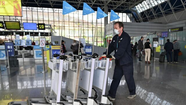 В аэропорту Сочи задерживаются более 40 рейсов из-за введенных ограничений Сотрудник аэропорта в медицинской маске в Международном аэропорту Сочи - РИА Новости, 1920, 16.04.2026