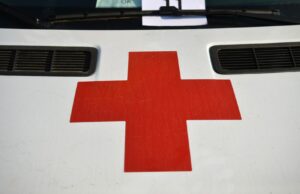 В Свердловской области 3 детей провалились под лед на пруду, один из них погиб Красный крест на автомобиле скорой медицинской помощи - РИА Новости, 1920, 05.04.2026