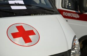 Гладвков: 3 человека ранены при атаке БПЛА на Белгород и Белгородскую область Красный крест на автомобиле скорой медицинской помощи - РИА Новости, 1920, 06.04.2026