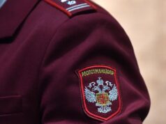 Шеврон на фирменном кителе сотрудника Роспотребнадзора - РИА Новости, 1920, 30.04.2026