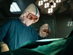 Хирург во время операции - РИА Новости, 1920, 10.04.2026