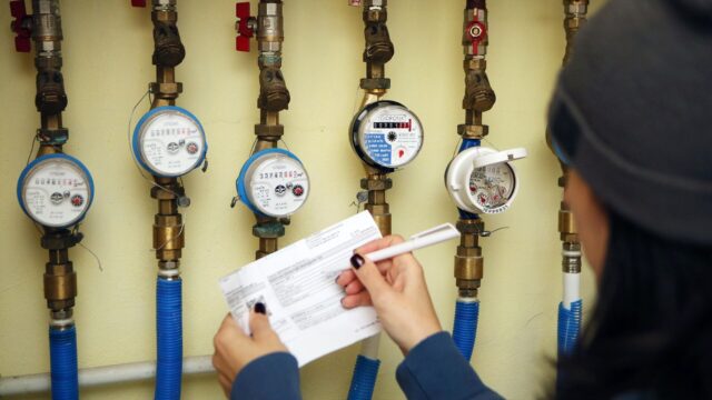 Девушка записывает показания счетчиков учета холодной и горячей воды - РИА Новости, 1920, 26.04.2026
