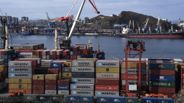 Грузовые контейнеры во Владивостокском морском рыбном порту - РИА Новости, 1920, 11.04.2026