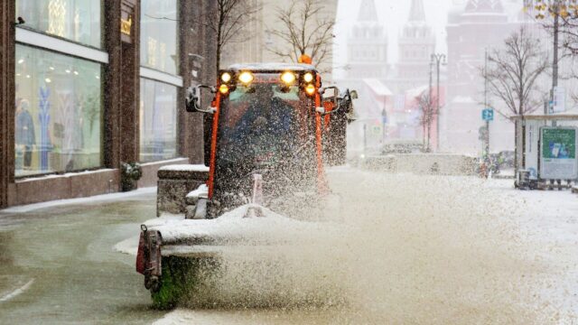 В Москве с вечера четверга до вечера пятницы ожидаются снег и гололедица Уборка снега в Москве - РИА Новости, 1920, 09.04.2026