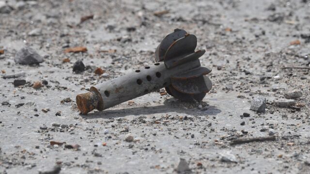 ВСУ 17 раз за сутки применили артиллерию по отселенным районам Курской области Осколок боеприпаса - РИА Новости, 1920, 07.04.2026