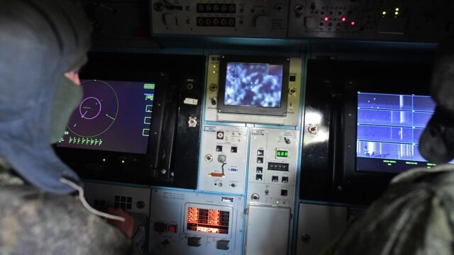 Военнослужащие Вооруженных сил России в пункте управления зенитного ракетного комплекса Тор М2У - РИА Новости, 1920, 29.04.2026