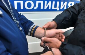 ФПК: пассажир, вытолкнувшего из поезда проводницу, оперативно задержан Сотрудник полиции надевает наручники на правонарушителя - РИА Новости, 1920, 05.04.2026